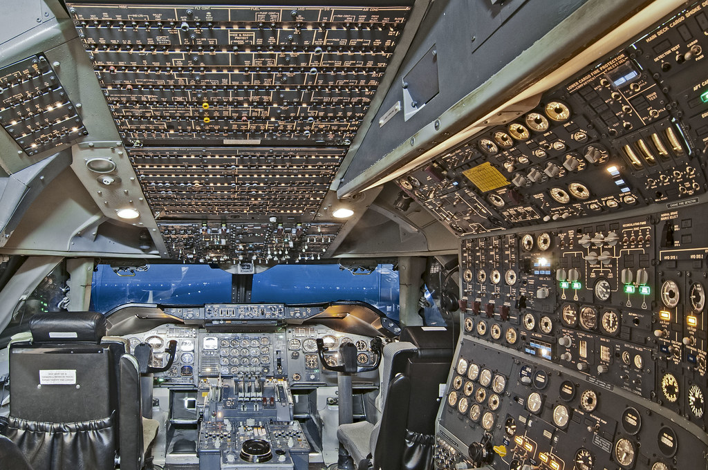 B747 cockpit