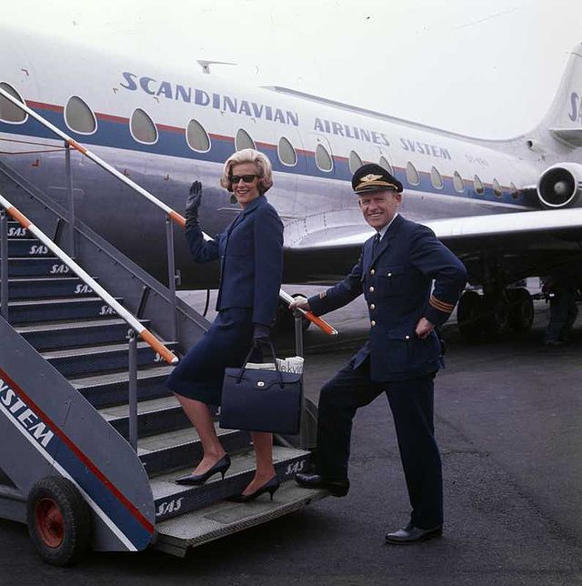 SAS_Caravelle,_pilot_and_flight_attendant_1964